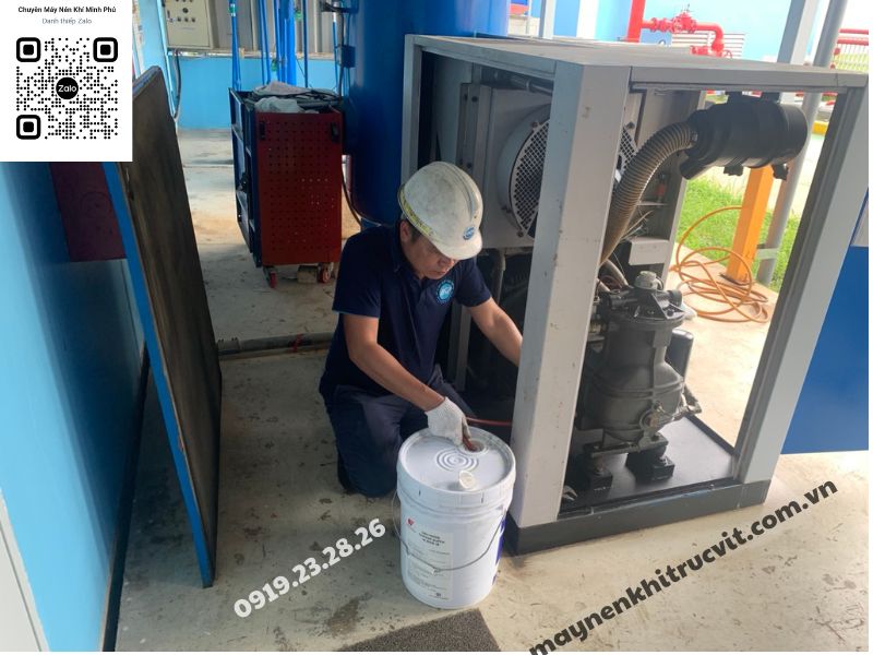 Máy nén khí trục vít Hitachi, máy nén khí trục vít, bảo dưỡng máy nén khí, may nen khi hitachi, hitachi air compressor, dầu có trong khí nén, dầu máy nén khí,